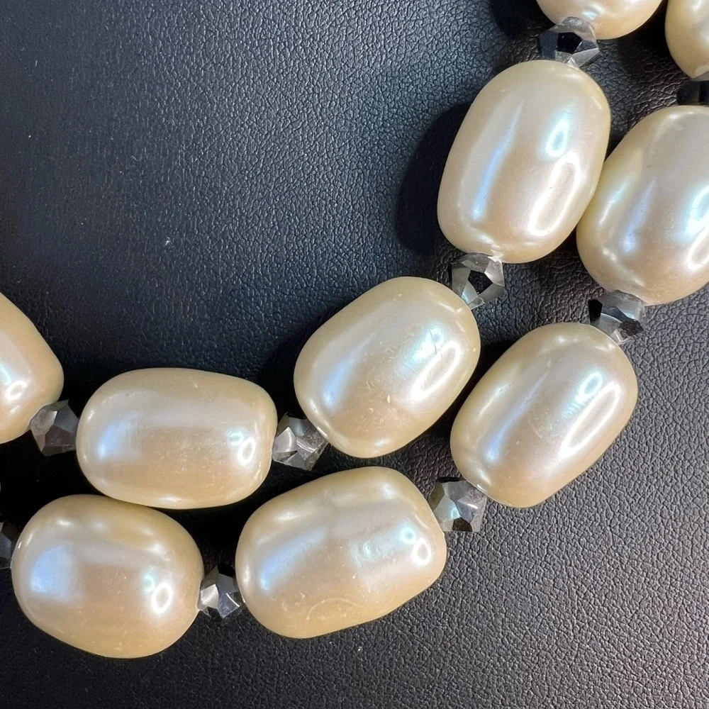 Beautiful Faux Pearl Glass Necklace w/Toggle Clasp 17” D11
